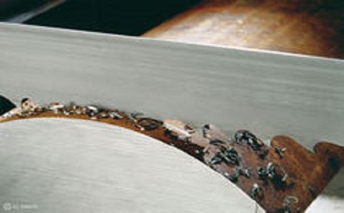 郴州带锯床线速度设定过高，为什么会导致带锯条齿尖发热加速锯条的磨损？